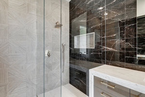 Baie walk-in: inspirație pentru un design curat, relaxant și contemporan