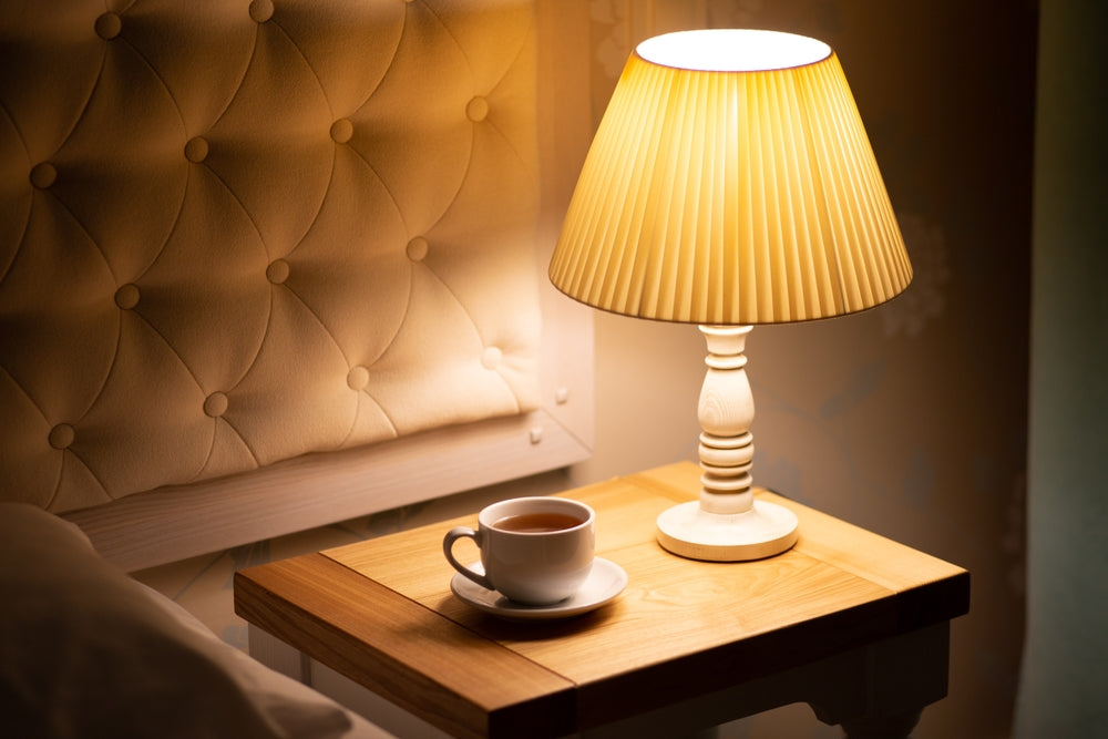 Personne lisant au lit à l’aide d’une lampe