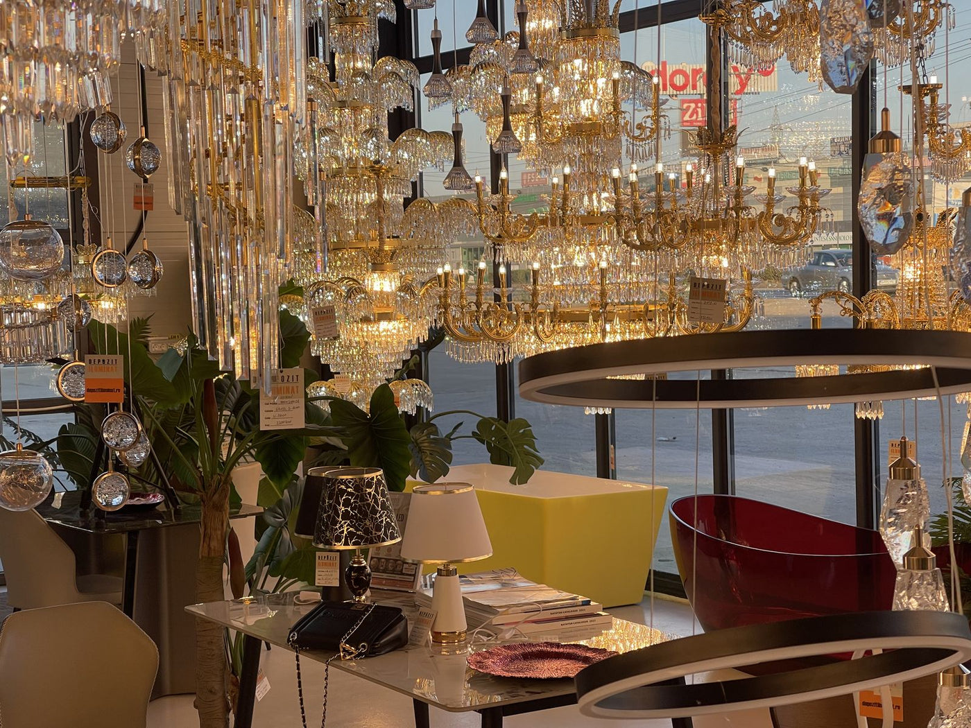 Des dizaines de lustres en cristal allumés dans le showroom Alessandro Design à Afumați