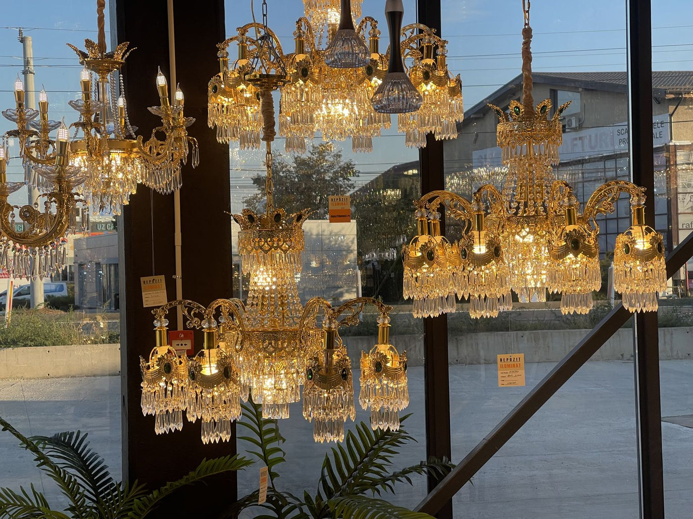 Lustres en cristal dans le showroom Alessandro Design d’Afumați