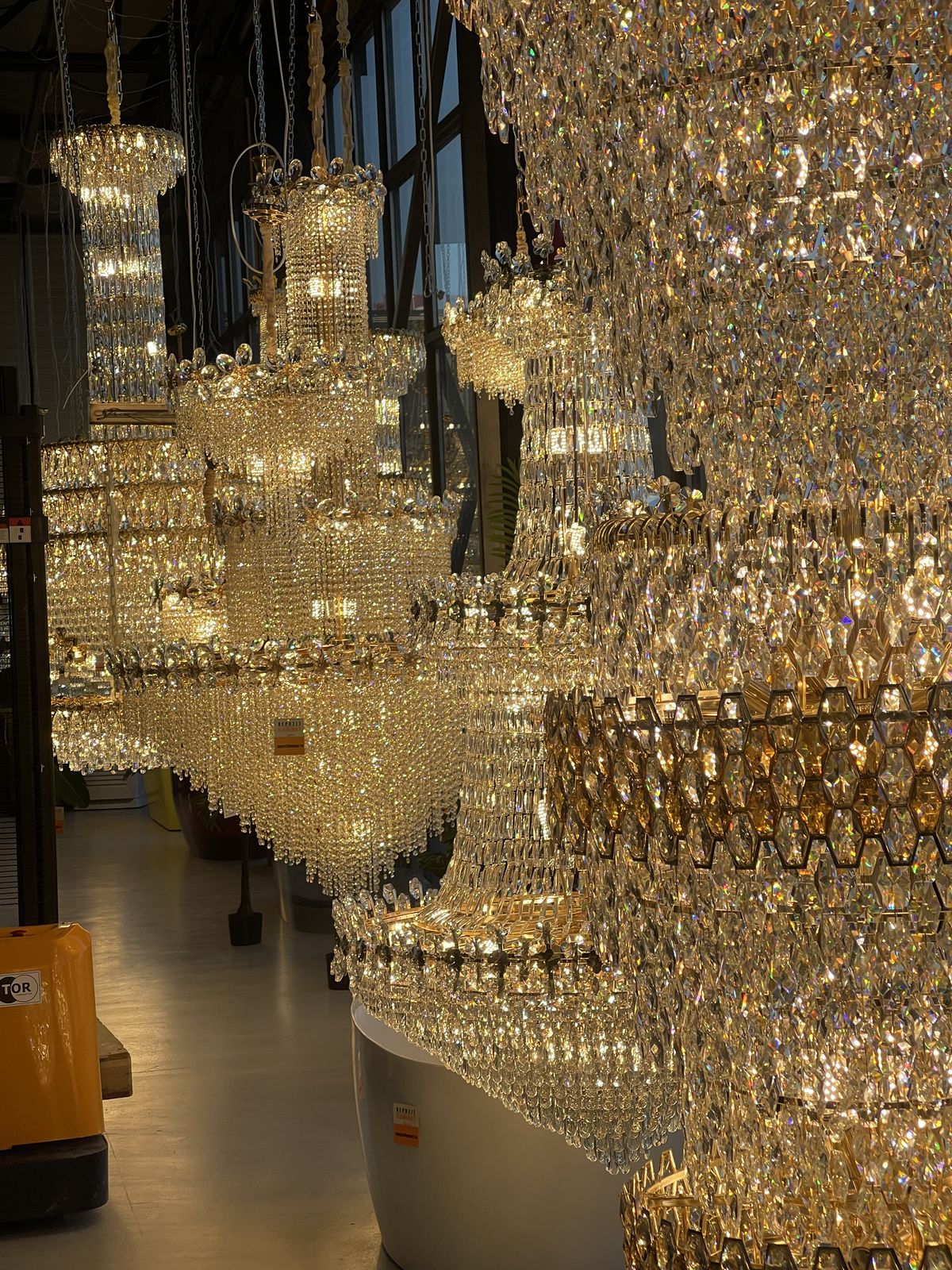 Lustres en cristal dans le showroom Alessandro Design d’Afumați