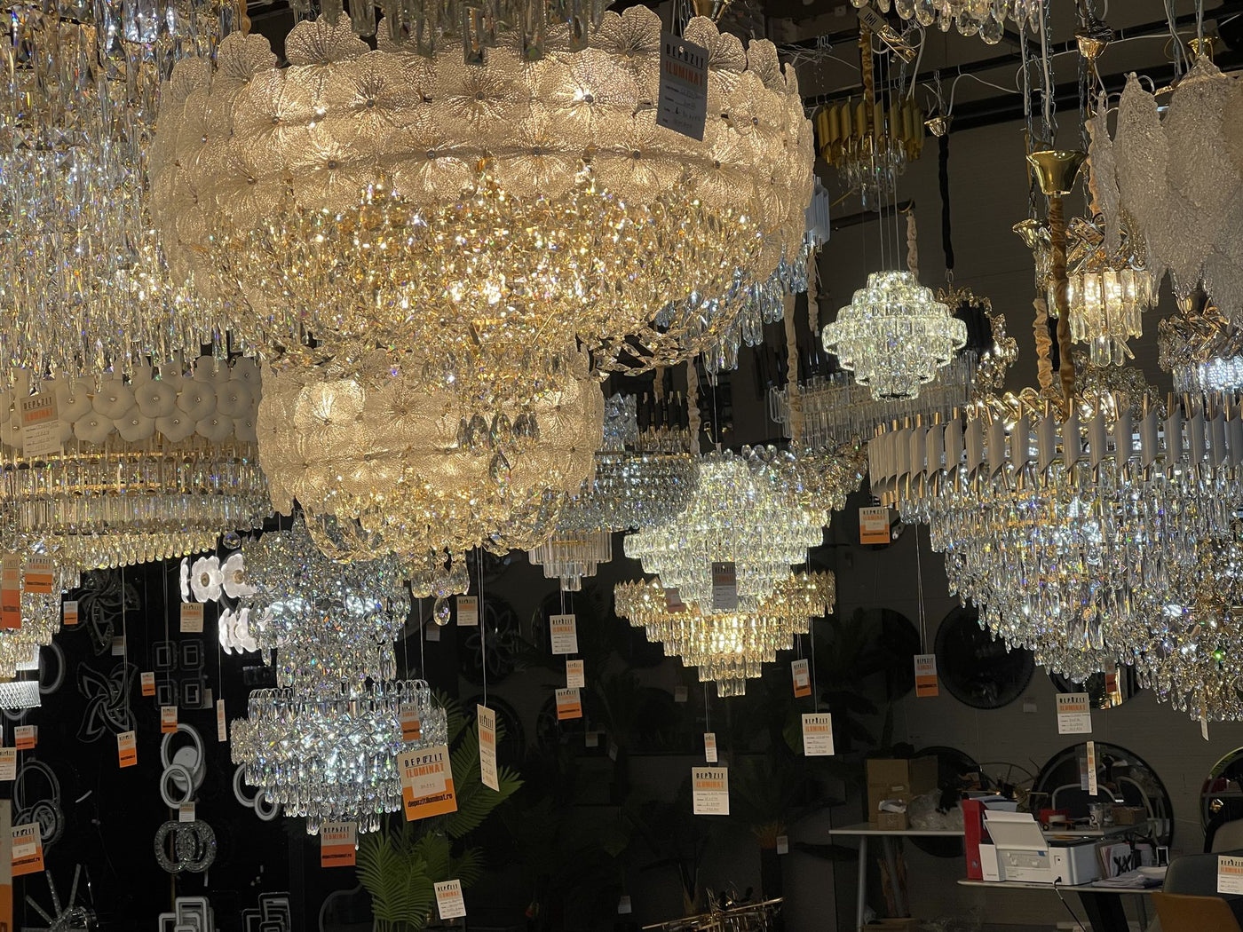 Lustres en cristal dans le showroom Alessandro Design d’Afumați