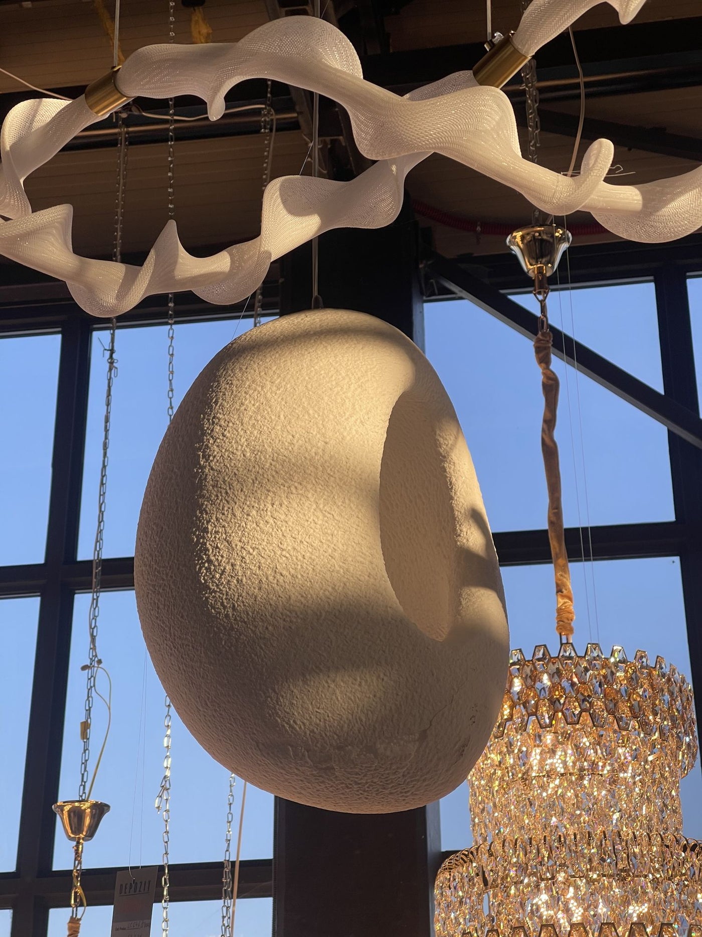Luminaires design dans le showroom Alessandro Design d’Afumați