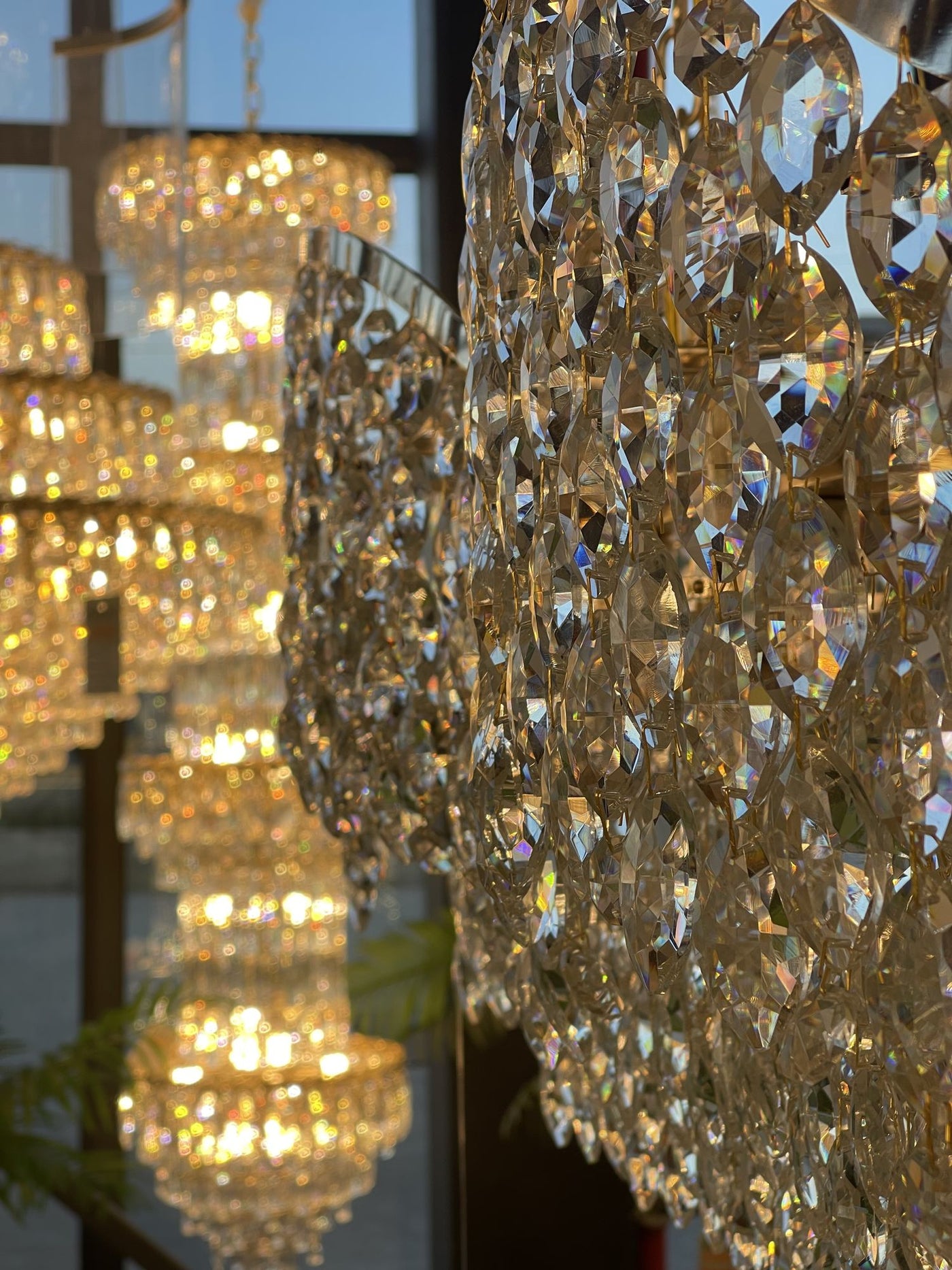 Lustres en cristal dans le showroom Alessandro Design d’Afumați