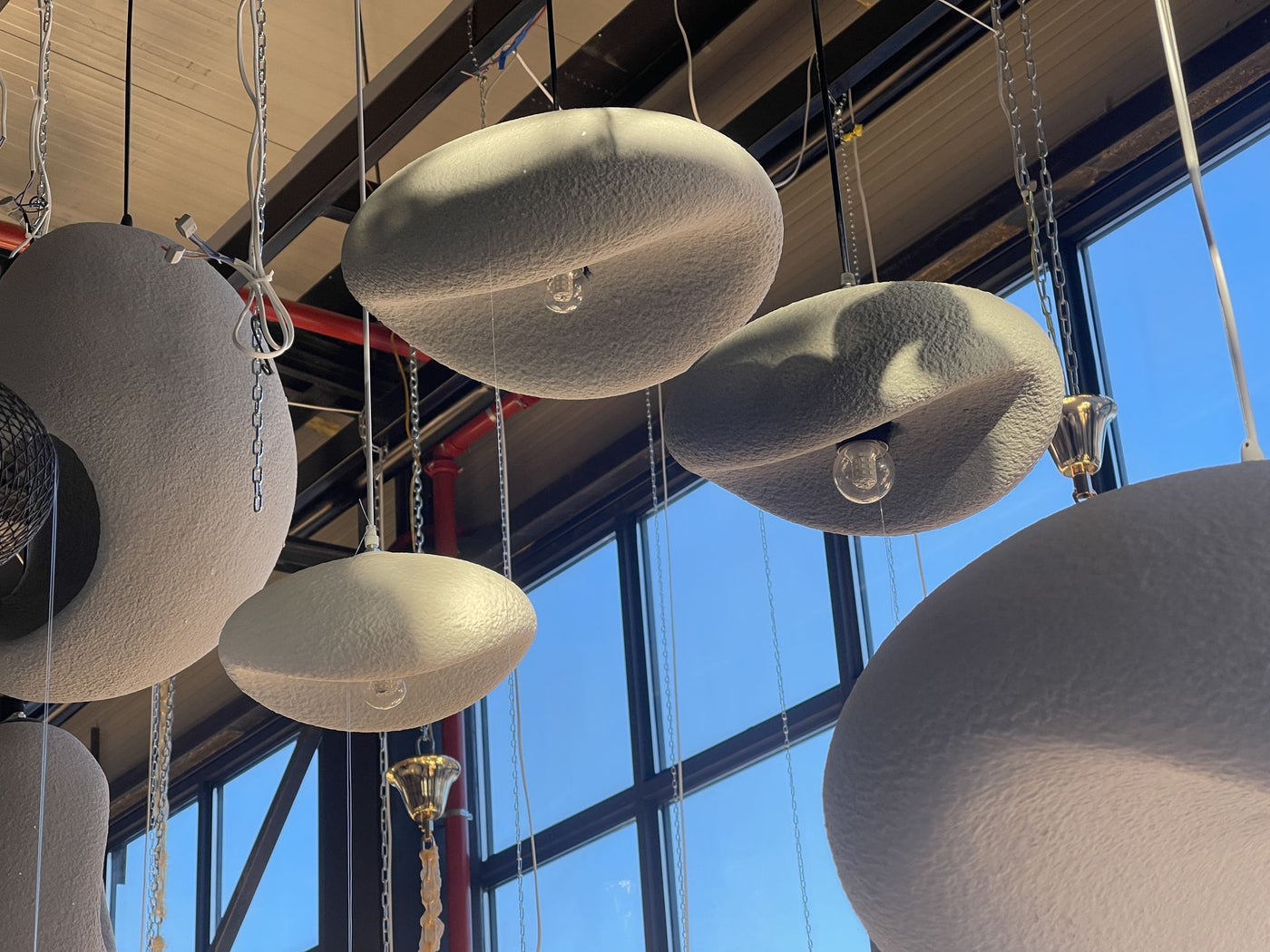 Luminaires design dans le showroom Alessandro Design d’Afumați
