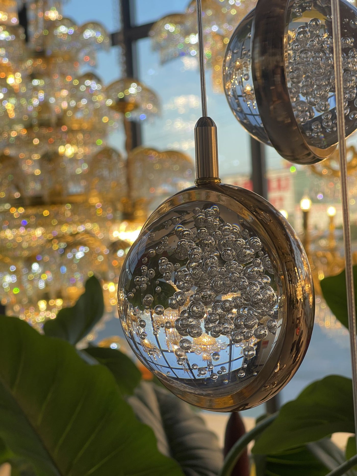 Luminaires design dans le showroom Alessandro Design d’Afumați
