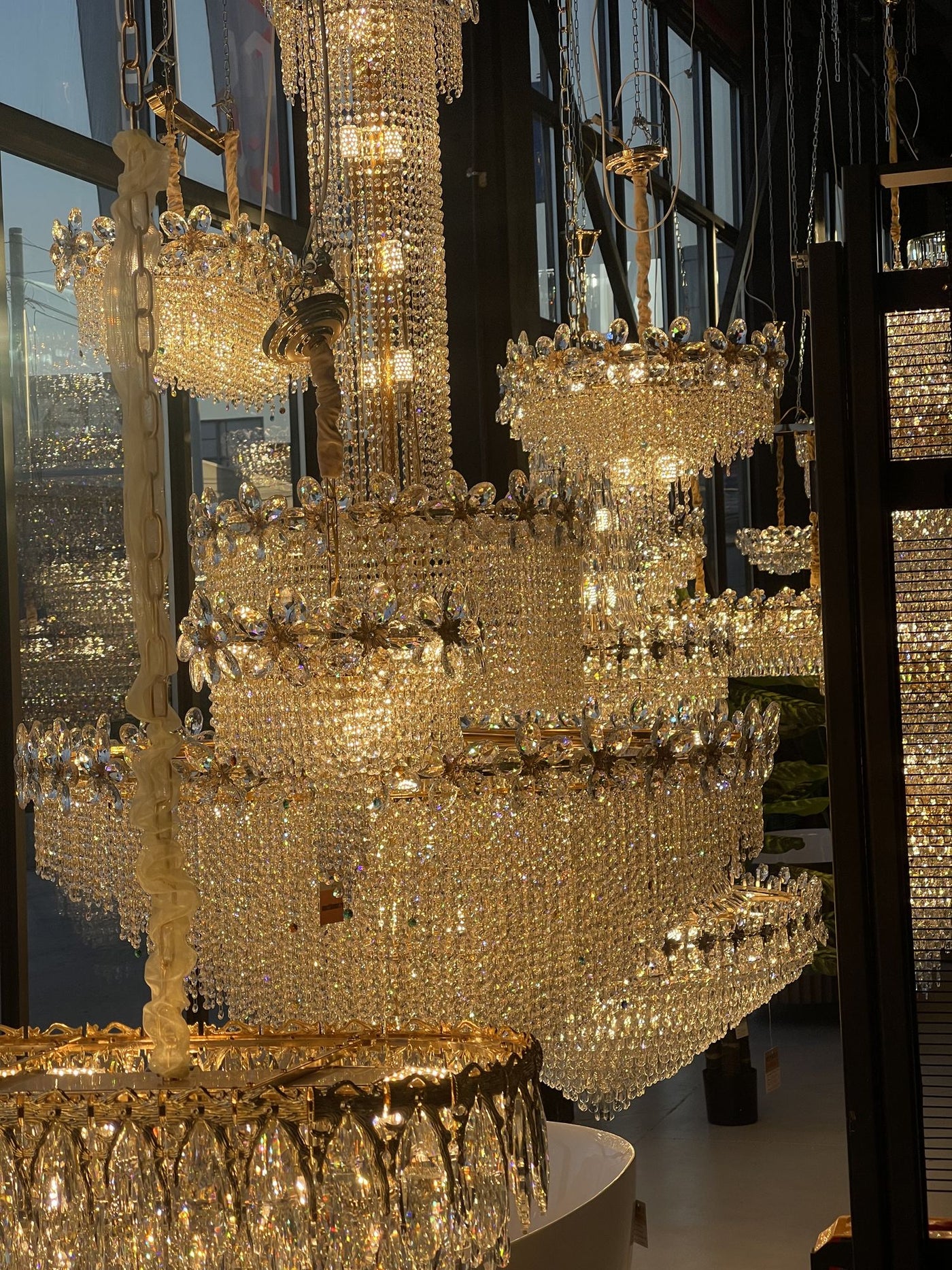 Lustres en cristal dans le showroom Alessandro Design d’Afumați