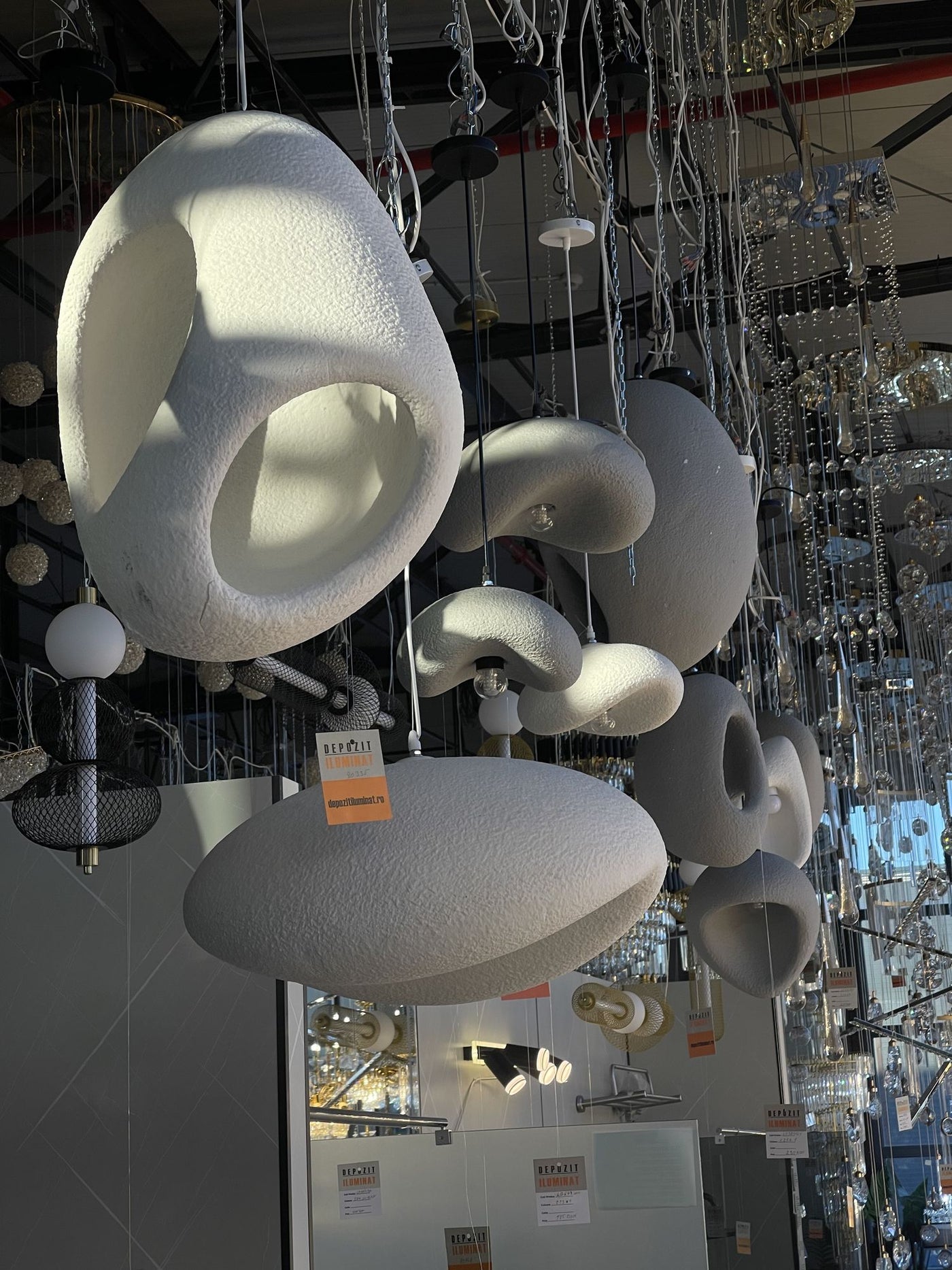 Luminaires design dans le showroom Alessandro Design d’Afumați