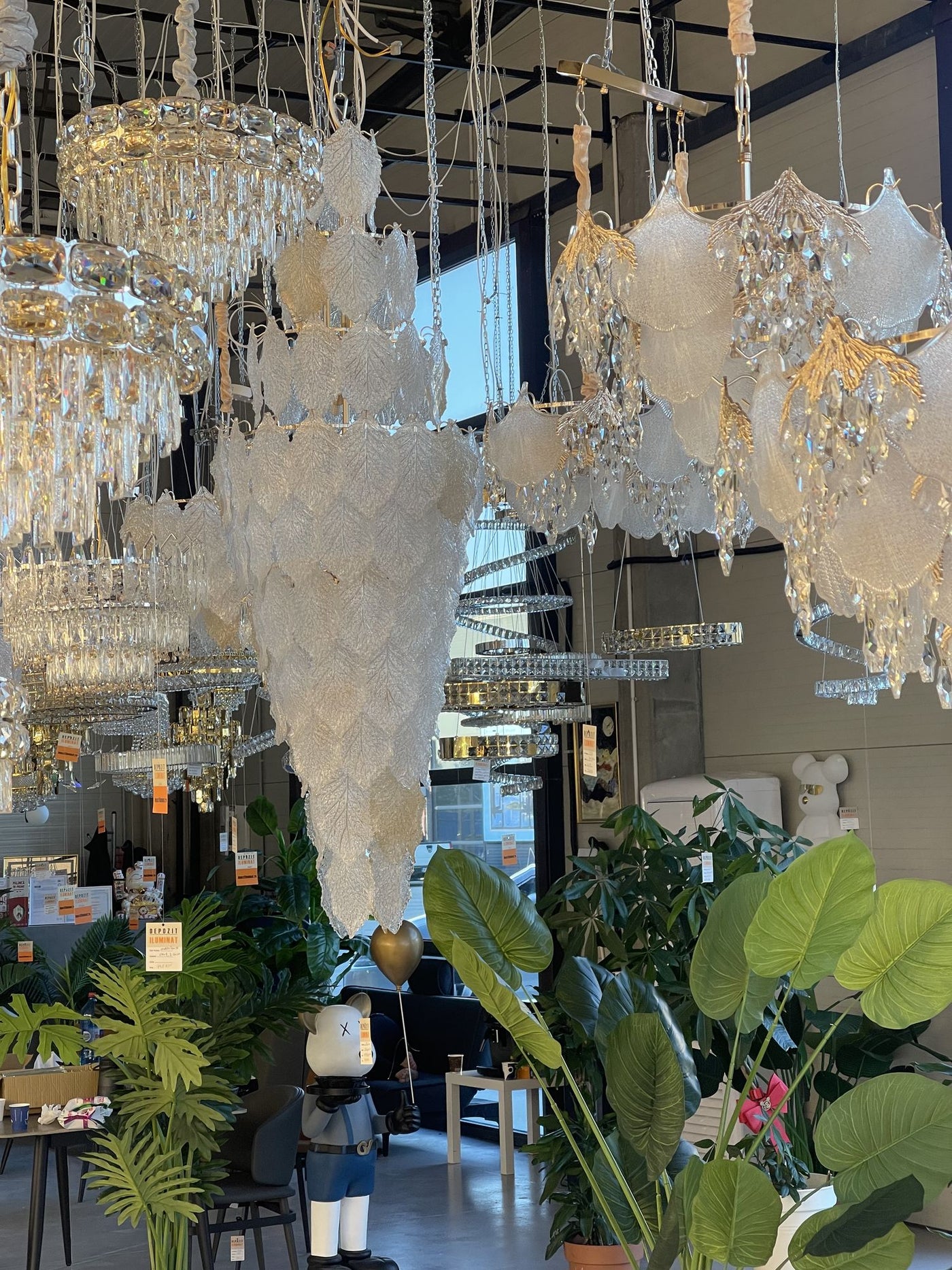 Lustres en cristal dans le showroom Alessandro Design d’Afumați
