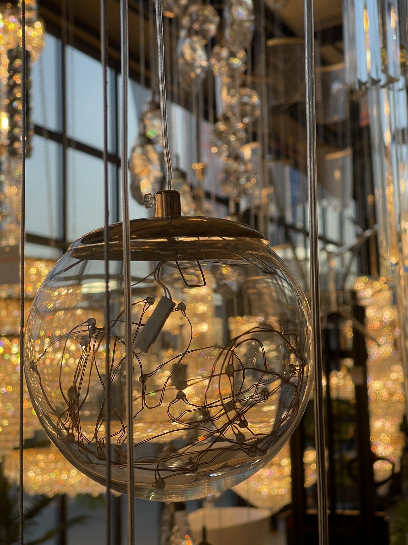 Luminaires design dans le showroom Alessandro Design d’Afumați