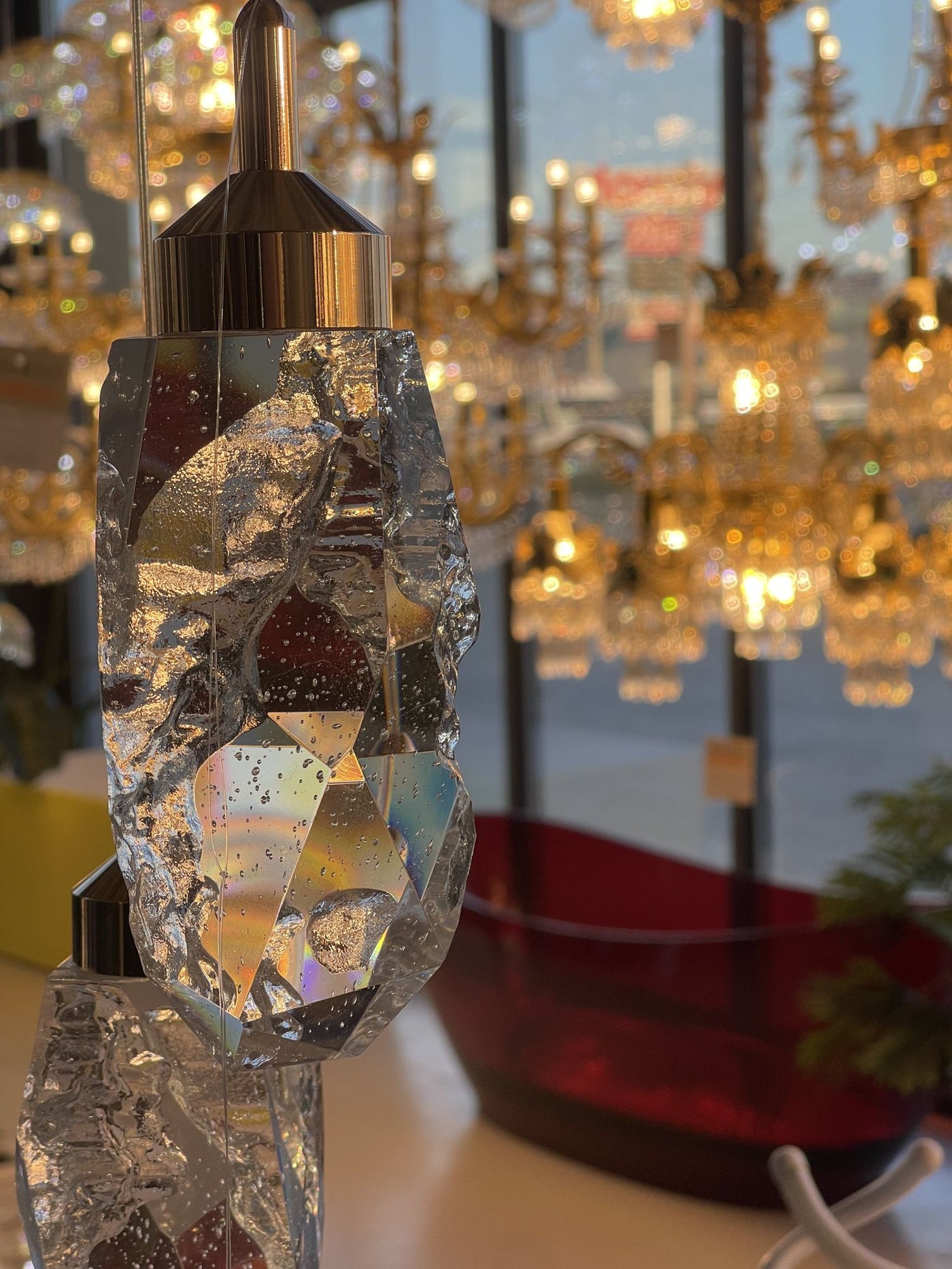 Luminaires design dans le showroom Alessandro Design d’Afumați