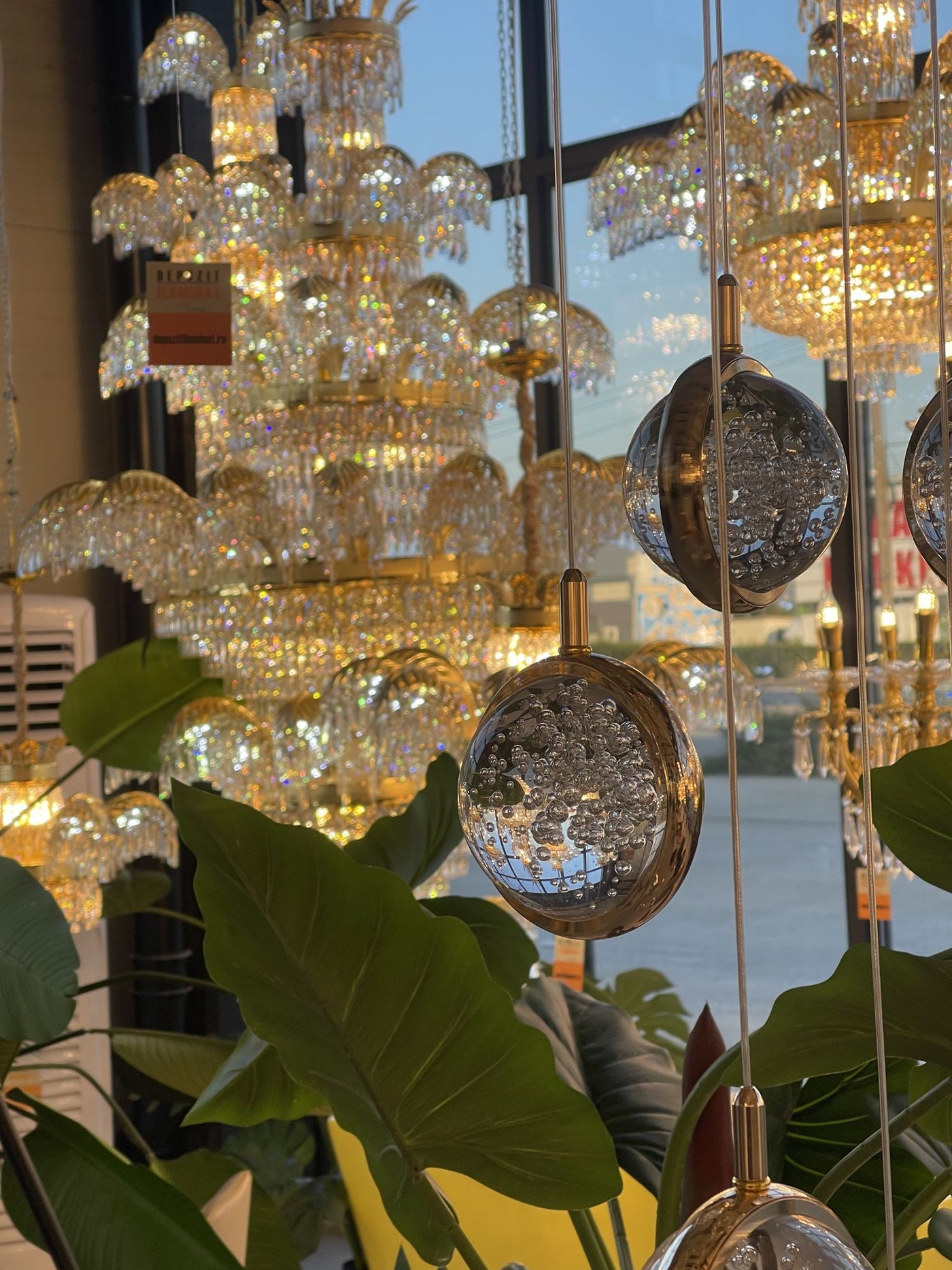 Lustres en cristal dans le showroom Alessandro Design d’Afumați