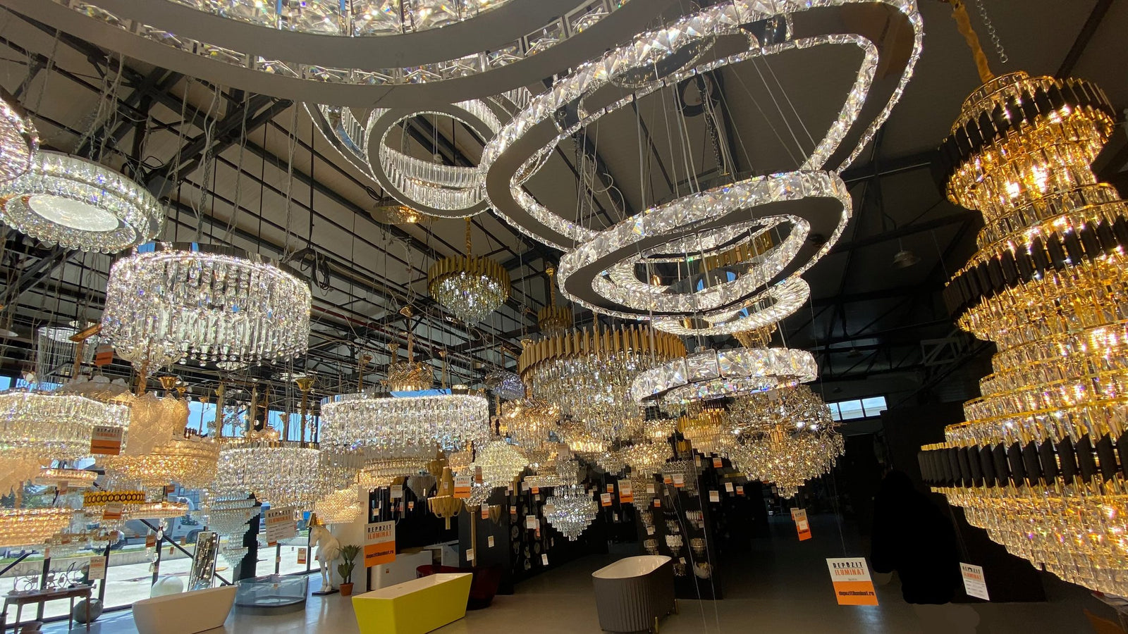 Lustres en cristal dans le showroom Alessandro Design