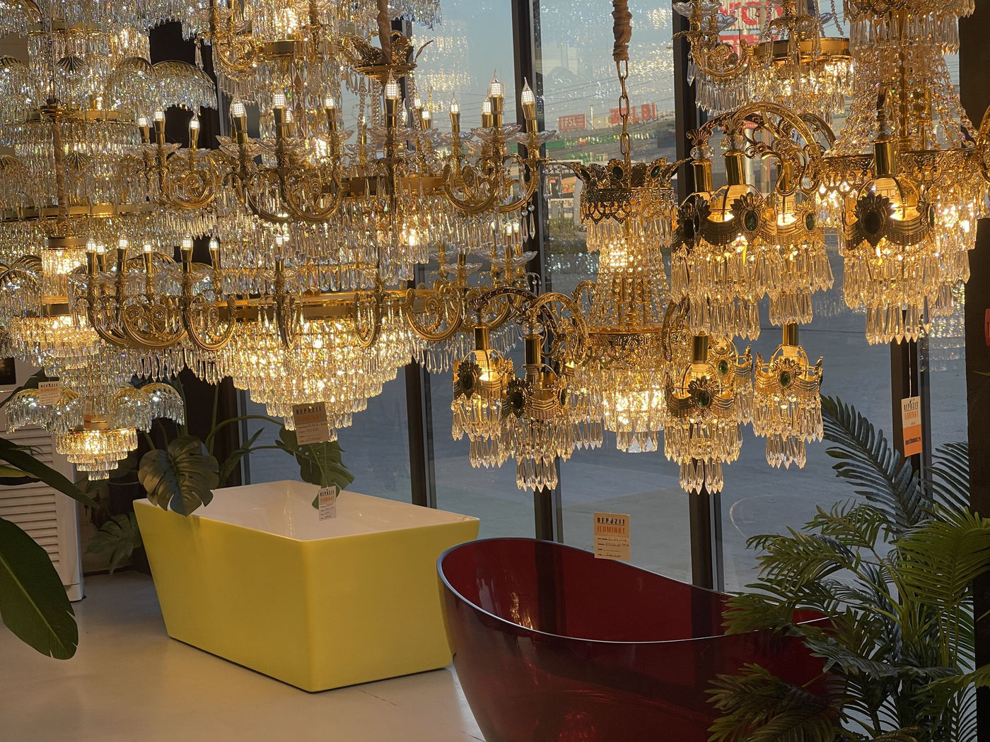 Des dizaines de lustres en cristal allumés dans le showroom Alessandro Design à Afumați